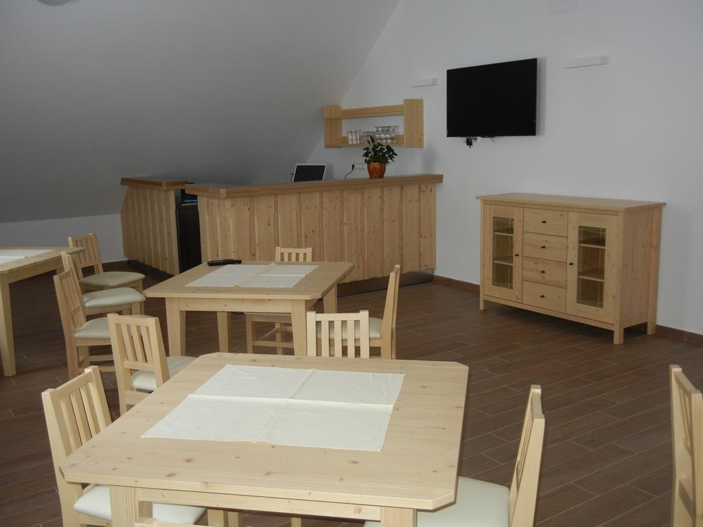 Guesthouse Macesen Spodnja Sorica ภายนอก รูปภาพ