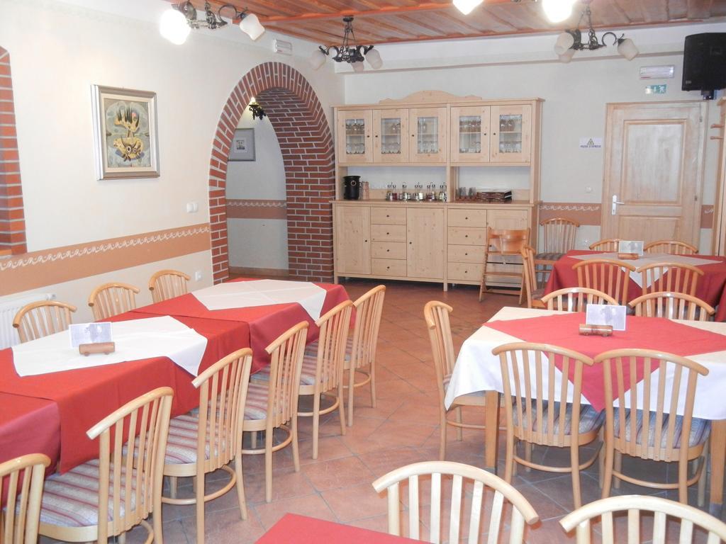 Guesthouse Macesen Spodnja Sorica ภายนอก รูปภาพ