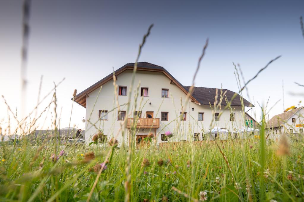 Guesthouse Macesen Spodnja Sorica ภายนอก รูปภาพ