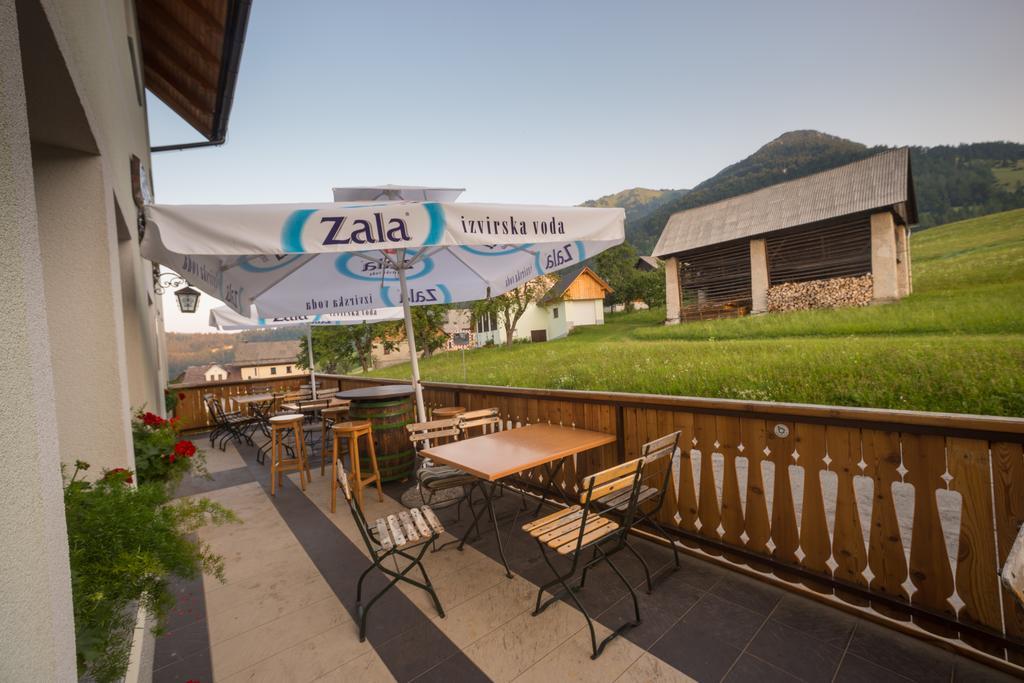 Guesthouse Macesen Spodnja Sorica ภายนอก รูปภาพ