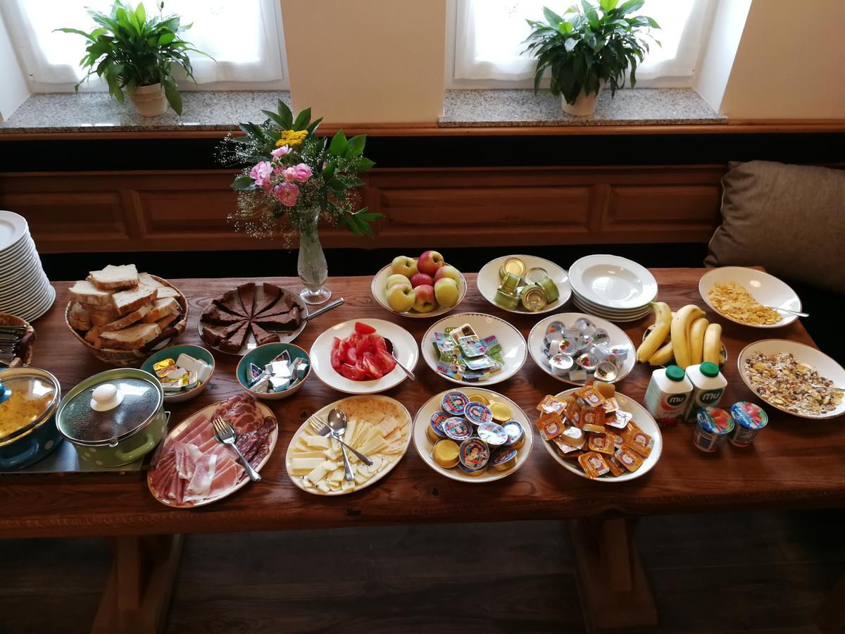 Guesthouse Macesen Spodnja Sorica ภายนอก รูปภาพ